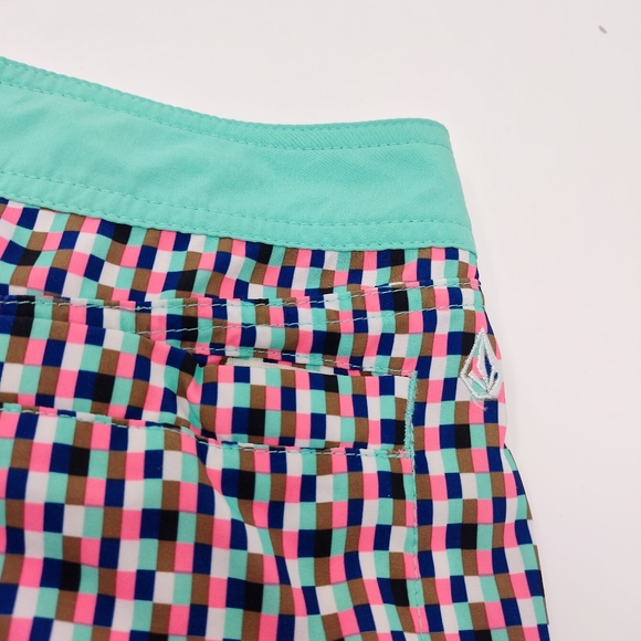 Women's Volcom Board Shorts Size 3 Checkered - Picture 4 of 5